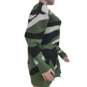 Dettaglio laterale di un lungo cardigan in maglia mimetica verde con motivi astratti