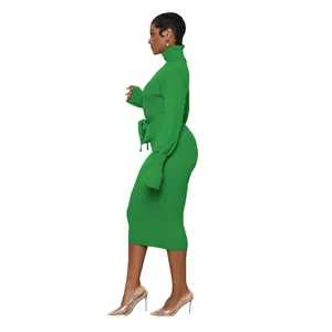 Détail de profil d'une robe en maille vert émeraude à col roulé avec ceinture à nouer