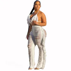 Vue détaillée d'un bikini blanc et d'un pantalon de plage tricoté à franges pour femmes