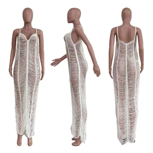 Viste dettagliate del vestito lungo bianco in maglia traforata con scollo a V e spalline
