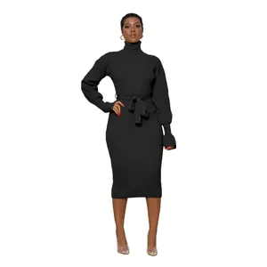 Vue détaillée d'une élégante robe midi noire en maille côtelée avec col roulé et ceinture.