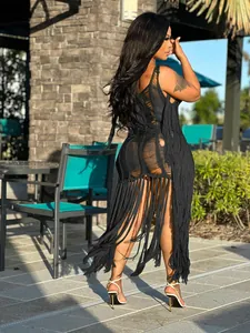 Vue détaillée de la robe de plage noire crochetée à la main avec longues franges