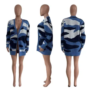 Cardigan in maglia mimetica blu da donna, viste frontale, laterale e posteriore