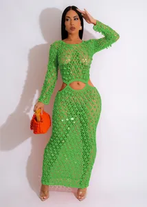 Dettaglio dell'abito da spiaggia all'uncinetto verde acceso con paillettes e cut-out