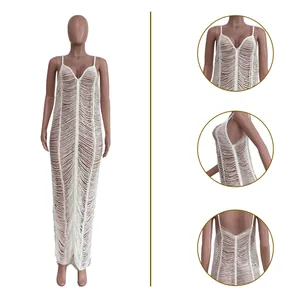 Viste dettagliate del vestito lungo bianco in maglia senza maniche con scollo a V