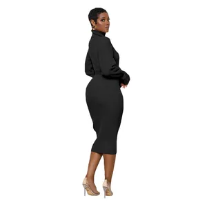 Vue de dos latérale montrant la coupe et la texture de cette robe midi noire en maille