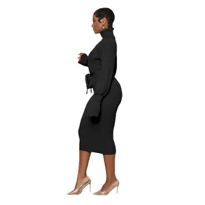 Robe midi élégante en tricot côtelé à col roulé noir avec ceinture à la taille.