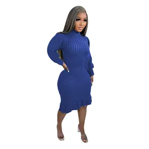 Elegante abito in maglia a trecce blu reale con collo alto e bordo a volant su modella.
