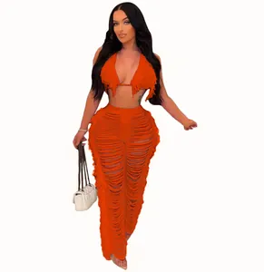 Détail de l'ensemble bikini et pantalon de plage orange vif en maille avec des franges