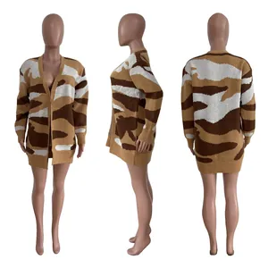 Vista dettagliata del cardigan in maglia mimetico casual con prospettive combinate