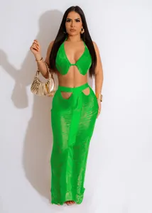 Set sexy a due pezzi verde con frange, top allacciato al collo e gonna lunga cut-out.