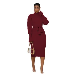 Elégante robe midi en maille côtelée à col roulé bordeaux avec un lien à la taille.