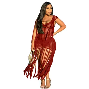 Vue détaillée d'une robe de plage sexy rouge au crochet avec de longues franges