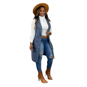 Elegante chaleco largo de punto sin mangas azul para mujer con diseño informal.