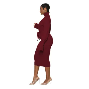 Vue latérale de l'élégante robe midi en maille bordeaux à col roulé et ceinture nouée.