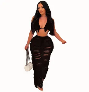 Vue complète de l'ensemble bikini noir à franges et pantalon de plage en maille ajouré