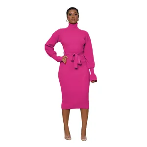 Mannequin portant une robe en tricot côtelé fuchsia à col roulé avec ceinture assortie