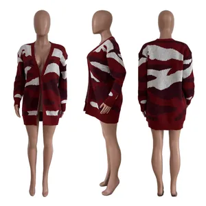 Vista dettagliata del cardigan in maglia mimetica rossa da tre diverse angolazioni.