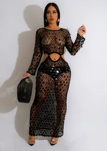 Elegante abito da spiaggia nero lavorato a mano all'uncinetto con paillettes e cut-out