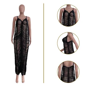 Viste dettagliate del vestito lungo in maglia nera traforata che mostrano i tagli e il tessuto