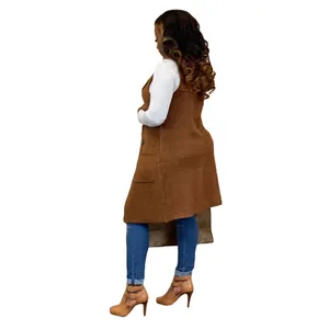Chaleco de punto sin mangas marrón informal para mujer visto en un perfil lateral