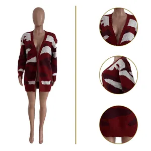 Dettagli ravvicinati del cardigan mimetico rosso con scollo, profilo laterale e trama del tessuto.