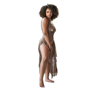 Sexy braunes Strick-Strandkleid mit stilvollen Fransen und seitlichen Schnürungen Detail