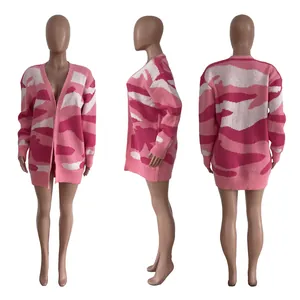 Vista da tre angolazioni di un cardigan in maglia mimetica rosa da donna, taglio lungo