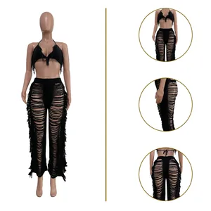 Vue détaillée de l'ensemble bikini en maille à franges et pantalon de plage noir