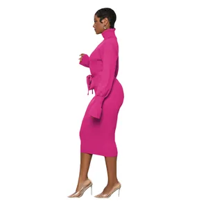 Vue latérale d'une robe en maille fuchsia à col roulé et ceinture nouée élégante
