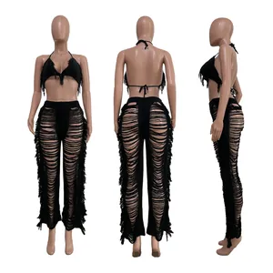 Détail de l'ensemble de plage en maille noire avec haut de bikini à franges et pantalon.