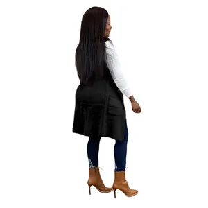 Vista posterior de un cárdigan largo de punto negro sin mangas para mujer casual
