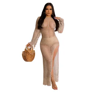 Detailansicht eines sexy beigen handgestrickten Häkel-Strandkleids mit Fransen und Schlitz