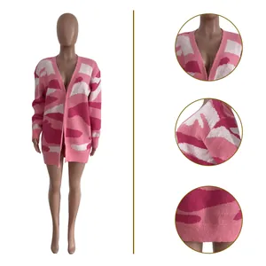 Dettaglio ravvicinato della trama mimetica rosa e del tessuto a maglia di questo cardigan donna