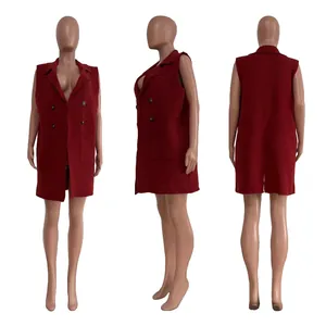 Elegante chaleco de punto rojo sin mangas visto de frente, de lado y por detrás