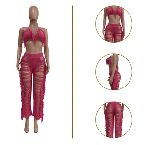 Vues détaillées d'un ensemble bikini tricoté rose et d'un pantalon de plage effiloché