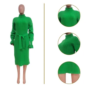 Détails d'une robe midi en maille côtelée verte avec col roulé et ceinture.