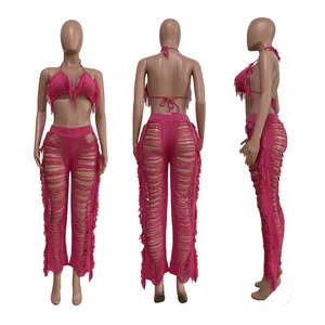 Vue détaillée de l'ensemble bikini au crochet rose et pantalon de plage à franges