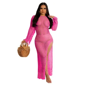 Detailansicht des pinkfarbenen Häkel-Strandkleids mit Fransenärmeln und hohem Schlitz