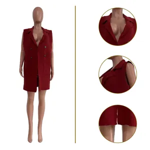 Vista detallada del chaleco de punto sin mangas rojo oscuro para mujer con botones