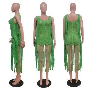 Vue détaillée d'une robe de plage sexy verte au crochet avec franges sur un mannequin d'étalage