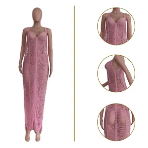 Viste ravvicinate dettagliate del vestito lungo rosa lavorato a maglia con scollo a V