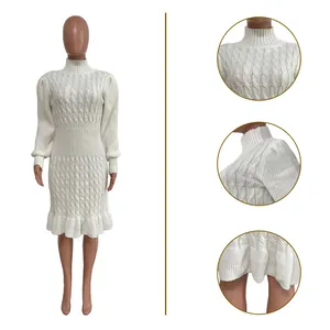 Dettaglio di abito in maglia a trecce bianco con orlo a balze e collo alto dolcevita