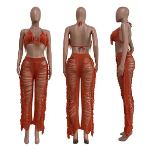 Vue détaillée d'un ensemble de plage en maille orange avec haut bikini à franges et pantalon