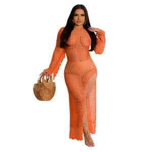 Ganzkörperansicht eines handgefertigten Häkel-Strandkleids mit Fransen in hellem Orange