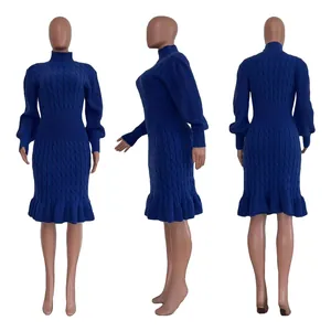 Abito in maglia blu visto da davanti, fianco e dietro con orlo a balze e dolcevita.