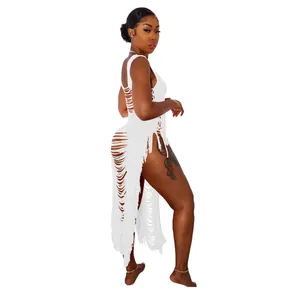 Detailansicht eines weißen Häkelstrandkleides mit eleganten Fransen und Cut-Out-Design.