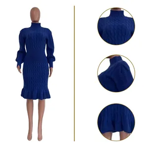Viste dettagliate di un abito in maglia blu reale con collo alto e bordo a balze