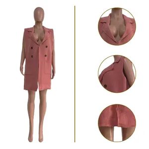 Detalles de un chaleco de punto rosa sin mangas que muestra el cuello y la textura fina.