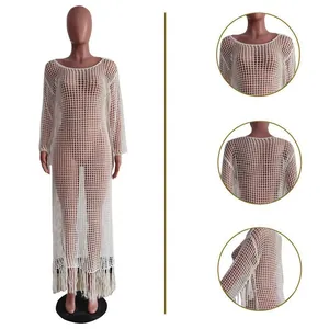 Detailansichten der Strickstruktur und des Fransensaums dieses weißen Häkel-Strandkleids